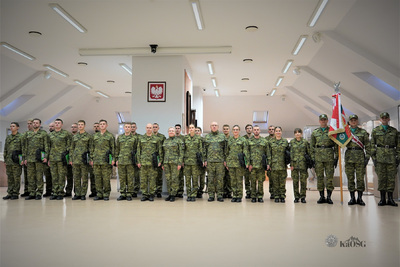 zbiorowe zdjęcie nowych kaprali wraz z kadrą kierowniczą oddziału i pocztem sztandarowym kaosg