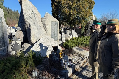 Kwatera legionowa w zakopanem, przed nią funkcjonariuszka i funkcjonariusz składają honor poległym w obronie ojczyzny