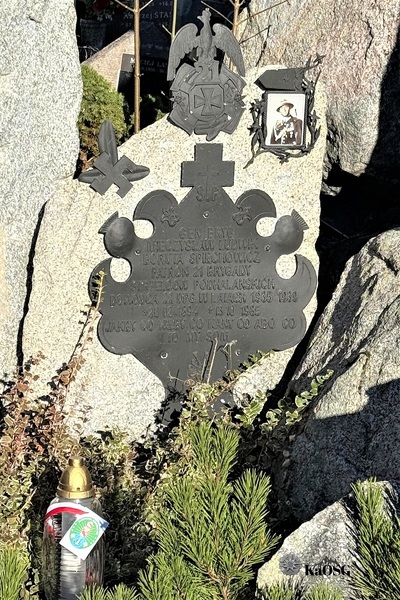 Cmentarz komunalny w Zakopanem - Kwatera Legionowa, w której spoczywa m.in. gen. bryg. Mieczysław Ludwik Boruta-Spiechowicz
(patron Placówki Straży Granicznej w Zakopanem). na pierwszym planie znicz z biało-czerwoną tasiemką i logotypem karpackiego oddziału straży granicznej