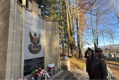Funkcjonariusze sg oddają honor pod pomnikiem na Cmentarzu Poległych w Wysokiej koło Jordanowa - u jego stóp leżą biało-czerowne kwiaty i znicze.