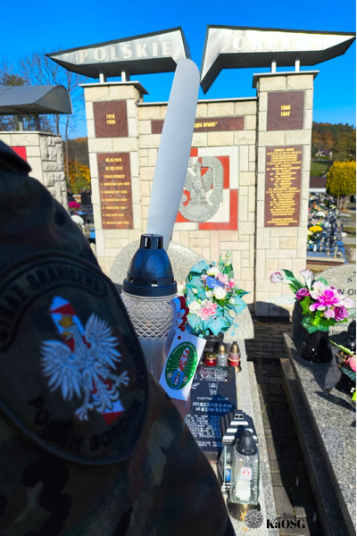 Cmentarz Parafialny w Morawicy - kpt. Mieczysław Adolf Medwecki – polski pilot wojskowy, poległy jako pierwszy polski i aliancki lotnik w czasie II wojny światowej.