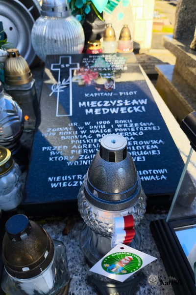 Cmentarz Parafialny w Morawicy - kpt. Mieczysław Adolf Medwecki – polski pilot wojskowy, poległy jako pierwszy polski i aliancki lotnik w czasie II wojny światowej. na pierwszym planie znicz od karpackiego oddziału straży granicznej