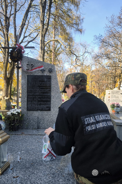 funkcjonariuszka sg zapala znicz od kaosg i kładzie go na grobie b śp. płk. Józefa Herzoga – żołnierza Legionów Polskich, uczestnika wojny polsko-bolszewickiej i kampanii wrześniowej, piłsudczyka.