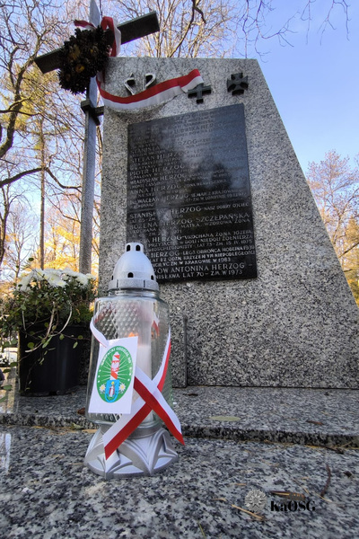 Cmentarz Rakowicki w Krakowie – grób śp. płk. Józefa Herzoga – żołnierza Legionów Polskich,
uczestnika wojny polsko-bolszewickiej i kampanii wrześniowej, piłsudczyka. na pierwszym palnie znicz od karpackiego oddziału straży granicznej