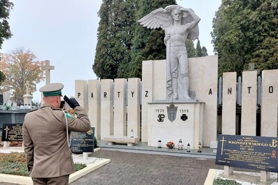 Cmentarz parafialny w Końskich - Kwatera wojenna, w której spoczywa śp. Piedrucznyj Jasko, strzelec Korpusu Ochrony Pogranicza. funkcjonariusz Sg oddaje honor poległym w obronie ojczyzny