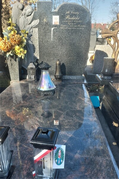 grób byłego funkcjonariusza ze zniczem od karpackiego oddziału straży granicznej