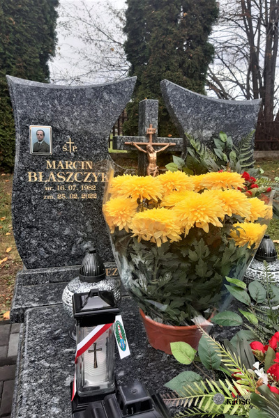 grób byłego funkcjonariusza ze zniczem od karpackiego oddziału straży granicznej