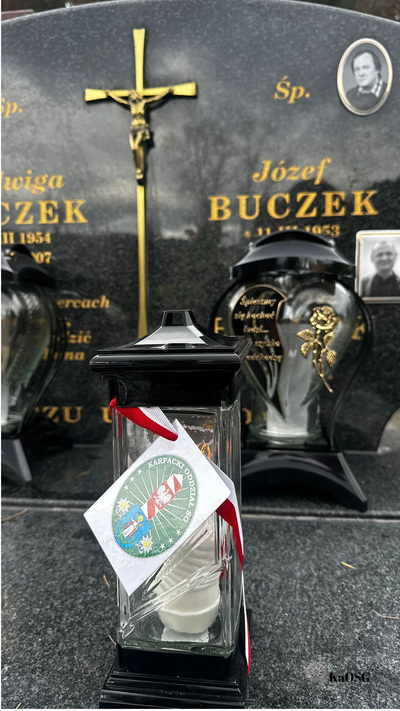 grób byłego funkcjonariusza ze zniczem od karpackiego oddziału straży granicznej