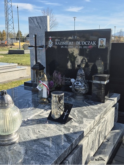 grób byłego funkcjonariusza ze zniczem od karpackiego oddziału straży granicznej