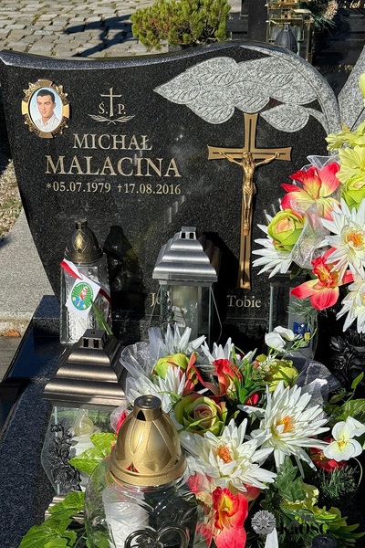 grób byłego funkcjonariusza ze zniczem od karpackiego oddziału straży granicznej