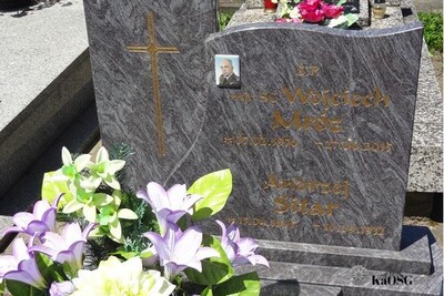 grób byłego funkcjonariusza ze zniczem od karpackiego oddziału straży granicznej