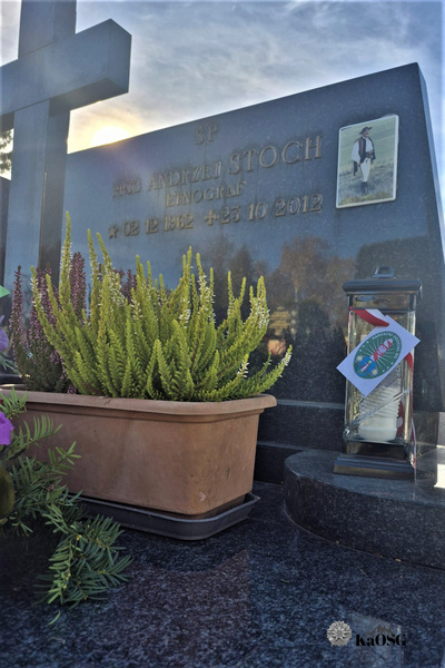 grób byłego funkcjonariusza ze zniczem od karpackiego oddziału straży granicznej