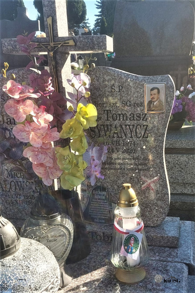 grób byłego funkcjonariusza ze zniczem od karpackiego oddziału straży granicznej