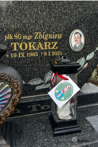 grób byłego funkcjonariusza ze zniczem od karpackiego oddziału straży granicznej