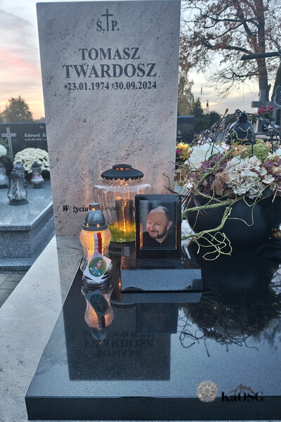 grób byłego funkcjonariusza ze zniczem od karpackiego oddziału straży granicznej