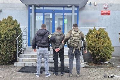zatrzymany cudzoziemiec prowadzony jest przez dwóch nieumundurowanych funkcjonariuszy SG
