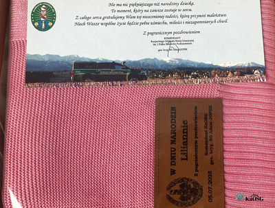 różowy kocyk z dedykacją od generała jopka