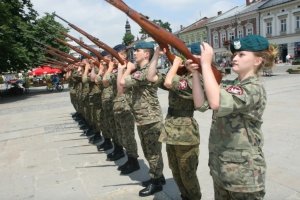 Musztra Paradna w wykonaniu sądeckich "Strzelców" -  źródło: http://nowysacz.naszemiasto.pl