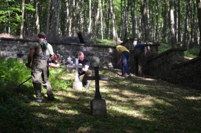 Cmentarz nr 66 w Małastowie - zakres rocznych wykonanych prac. Zdjęcia: Klub Górski Orły #11