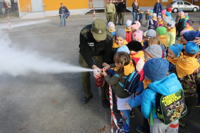 Dzieci odwiedzają funkcjonariuszy SG #2