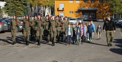 Dzieci odwiedzają funkcjonariuszy SG #5