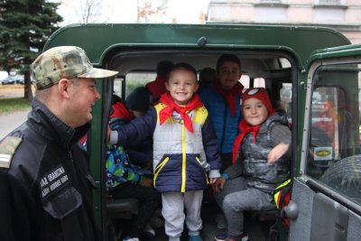 Dzieci odwiedzają funkcjonariuszy SG #9