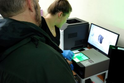 Skanowanie linii papilarnych jednego z zatrzymanych obywateli Ukrainy 