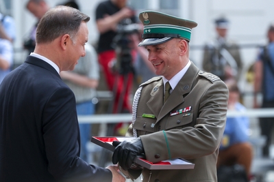Flaga od Prezydenta RP dla Karpackiego Oddziału Straży Granicznej - fot. Kancelaria Prezydenta RP