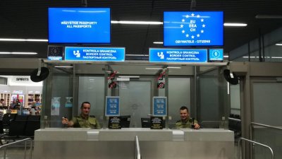Dwaj poszukiwani mężczyźni zatrzymani na lotnisku w Krakowie-Balicach 