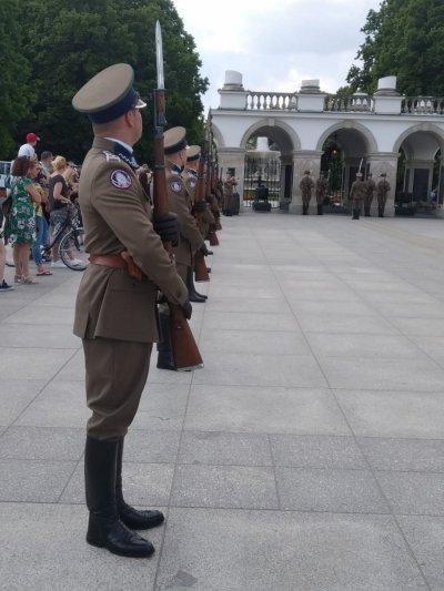 Zmiana Posterunku Honorowego przed Grobem Nieznanego Żołnierza z udziałem funkcjonariuszy KaOSG