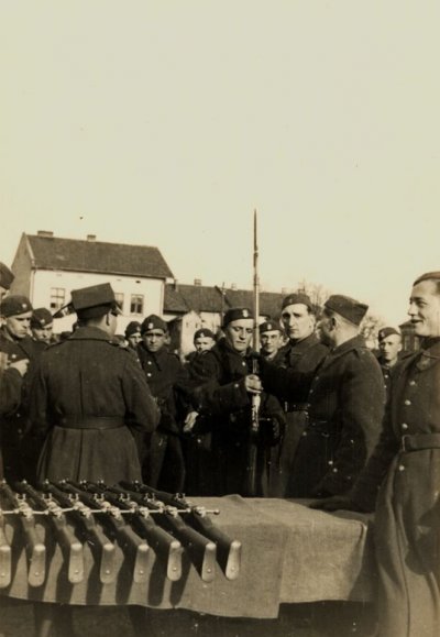 Kaprale z 1 P.S.P.: Matlak, Kamiński, Kowalski, Szyszko, Biskup, na kursie dywizyjnym 1936 rok,, autor fotografii nieznany. AF 11566.