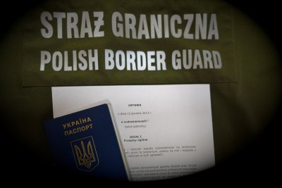 Paszport ukraiński oraz ustawa o cudzoziemcach położona na kurtce SG