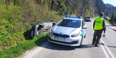 Nie zdążył jeszcze odebrać blankietu prawa jazdy, a już wylądował w rowie. Samochód leży w rowie na boku