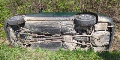 Nie zdążył jeszcze odebrać blankietu prawa jazdy, a już wylądował w rowie. Samochód leży w rowie na boku