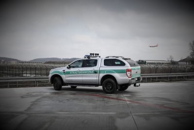 Samochód SG na płycie krakowskiego lotniska Samochód SG na płycie krakowskiego lotniska