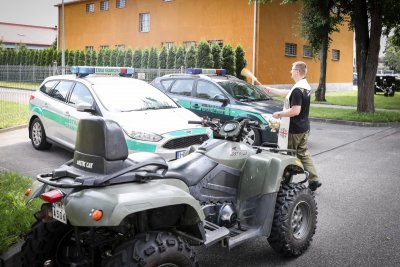 Ogólnopolski Dzień Bezpiecznego Kierowcy Kapelan KaOSG dokonuje poświęcenia pojazdów służbowych Straży Granicznej