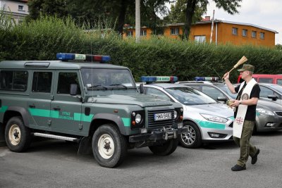 Ogólnopolski Dzień Bezpiecznego Kierowcy Kapelan KaOSG dokonuje poświęcenia pojazdów służbowych Straży Granicznej