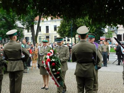 Delegacja KaOSG składa wiązankę