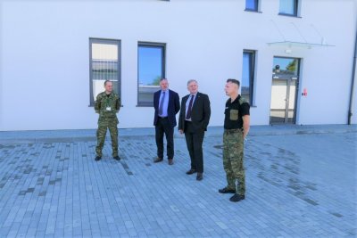 Władze powiatowe wizytowały placówkę SG w Tarnowie Delegacja Zarządu Powiatu Tarnowskiego oprowadzana po Placówce SG w Tarnowie