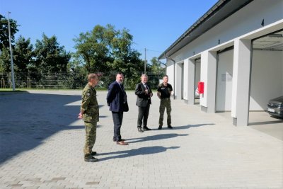 Władze powiatowe wizytowały placówkę SG w Tarnowie Delegacja Zarządu Powiatu Tarnowskiego oprowadzana po Placówce SG w Tarnowie