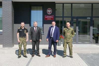 Władze powiatowe wizytowały placówkę SG w Tarnowie Delegacja Zarządu Powiatu Tarnowskiego oprowadzana po Placówce SG w Tarnowie