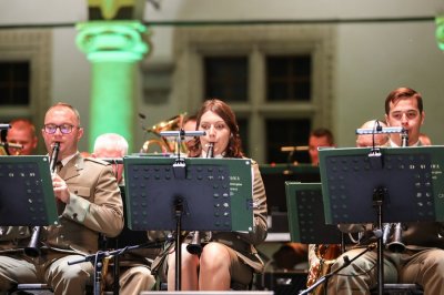 Trzech muzyków Orkiestry Reprezentacyjnej SG gra na klarnetach