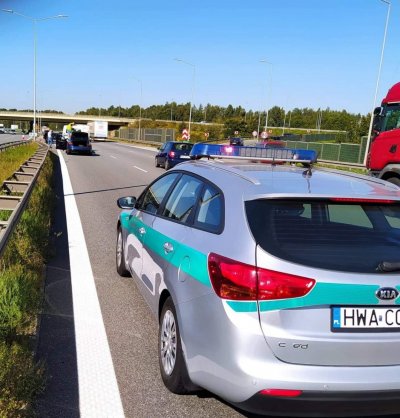 Zachowujmy czujność na drogach Funkcjonariusz SG w odblaskowej kamizelce kieruje ruchem na autostradzie