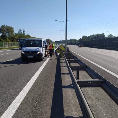 Zachowujmy czujność na drogach Funkcjonariusz SG w odblaskowej kamizelce kieruje ruchem na autostradzie