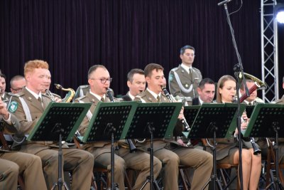 Wspólne koncertowanie Muzycy Orkiestry Reprezentacyjnej Straży Granicznej grają na instrumentach.