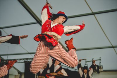 Wspólne koncertowanie Muzycy Orkiestry Reprezentacyjnej Straży Granicznej grają na instrumentach.