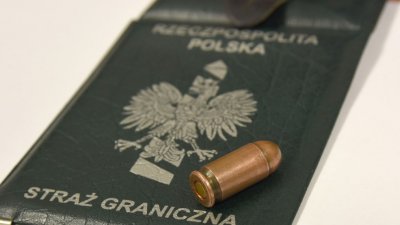 Talizman szczęścia się nie sprawdził Nabój położony na legitymacji służbowej funkcjonariusza Straży Granicznej