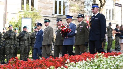 Tarnów doczekał się swojego generała – ma 101 lat! Komendant Placówki SG w Tarnowie składa wiązankę kwiatów przed Grobem Nieznanego Żołnierza w Tarnowie