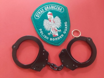 Więzienna narzeczona Emblemat SG, kajdanki i obrączka na czerwonym tle