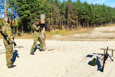 Funkcjonariusze KaOSG na poligonie 